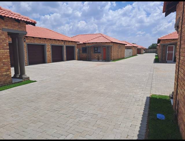 3 BEDROOM TOWNHOUSE FOR SALE IN RIVERSDALE